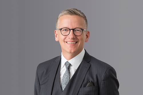 The partnership paradigm in banking and insurance